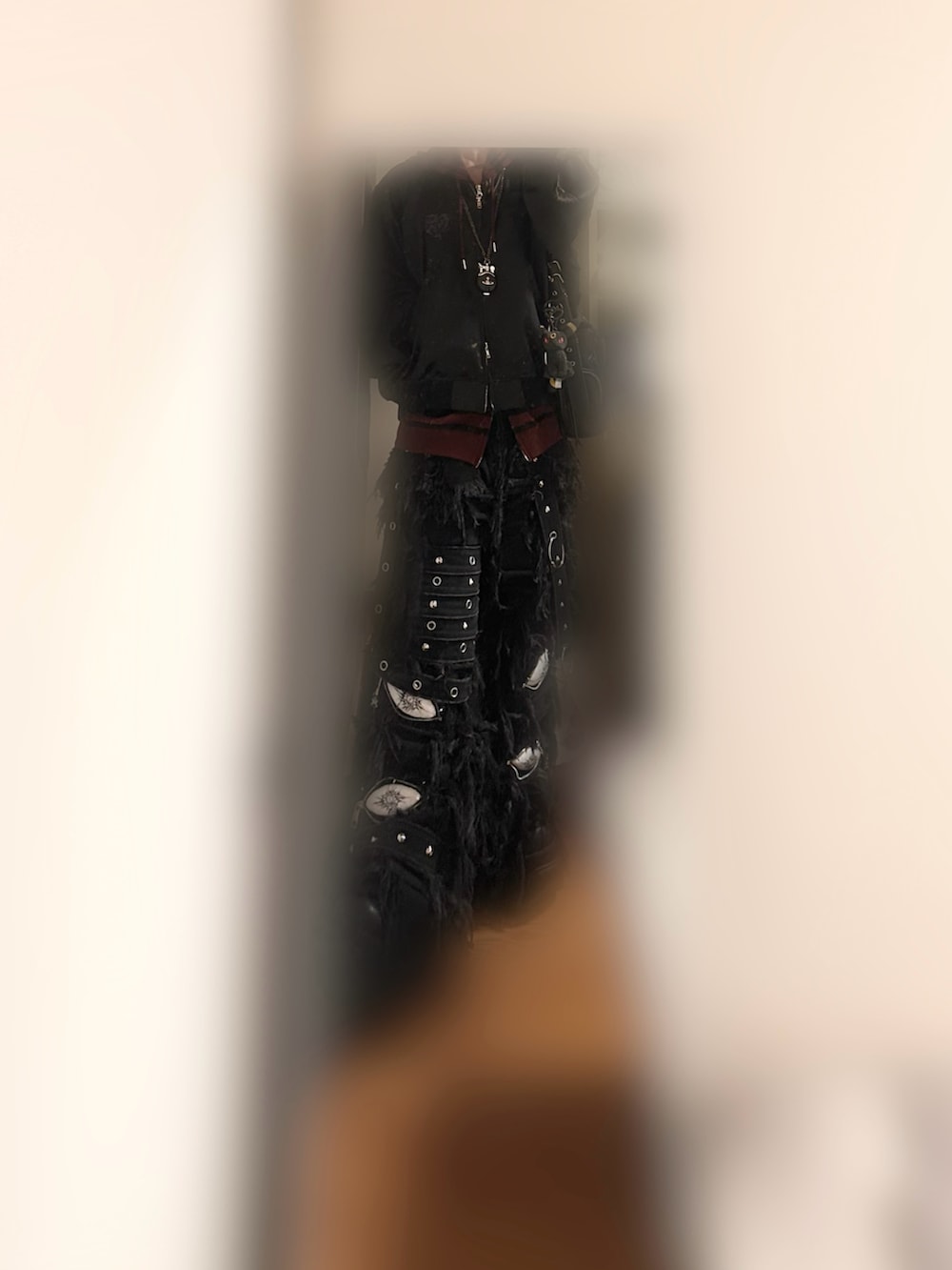 ブラック系のスカジャン、ブラック系のボストンバッグ、ブラック系のデニムパンツを着用したメンズの夏コーディネートの2枚目の写真