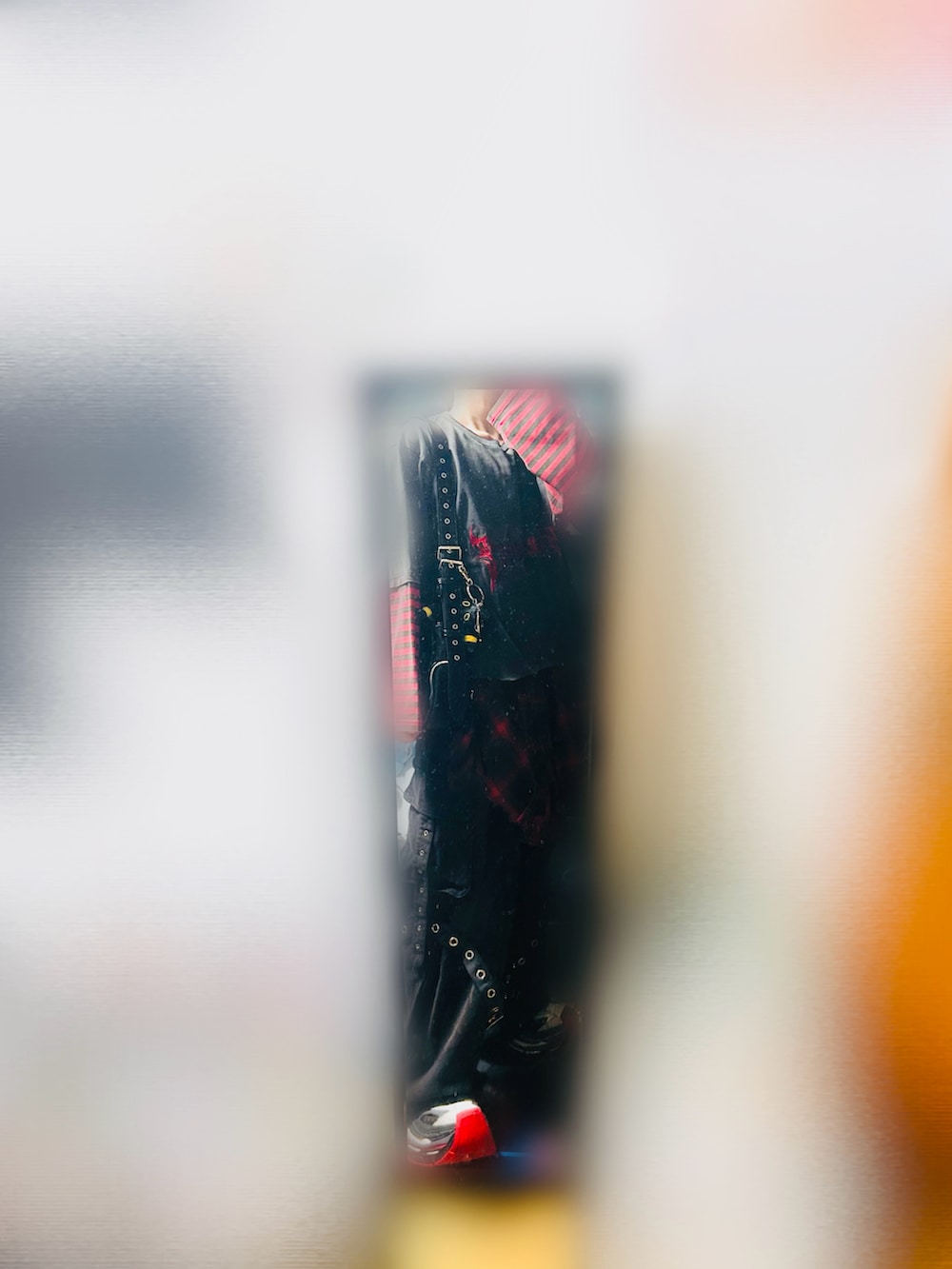 レッド系のシャツ/ブラウス、ブラック系のTシャツ/カットソー、グレー系のデニムパンツを着用したメンズの春コーディネートの2枚目の写真