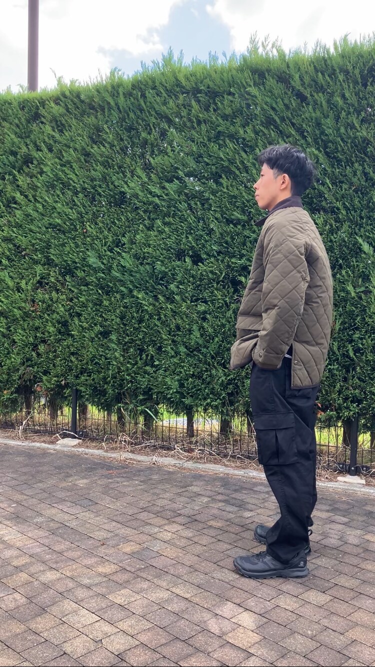 グリーン系のミリタリージャケットを着用したメンズの秋コーディネートの2枚目の写真