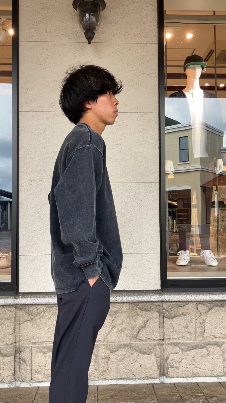 グレー系のスラックス、ブラック系のスウェットを着用したメンズの秋コーディネートの4枚目の写真