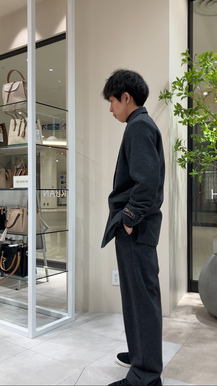 ブラック系のその他パンツ、ブラック系のその他アウターを着用したメンズの冬コーディネートの2枚目の写真