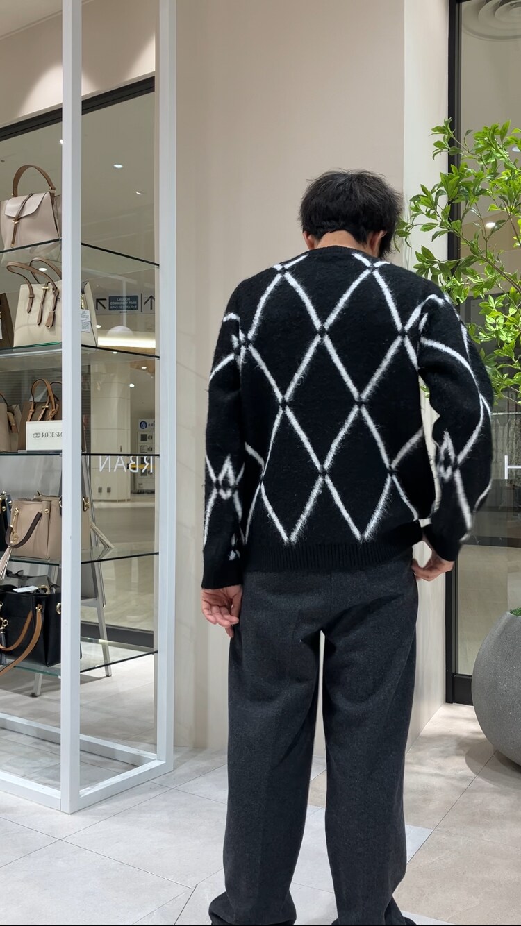 ブラック系のニット/セーター、ブラック系のその他パンツを着用したメンズの冬コーディネートの3枚目の写真