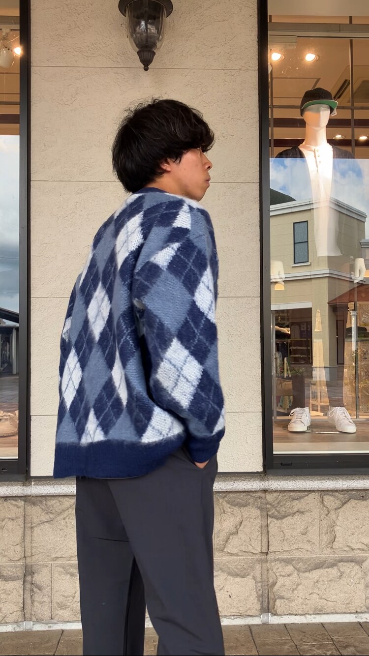 グレー系のスラックス、ブルー系のカーディガン/ボレロを着用したメンズの秋コーディネートの4枚目の写真