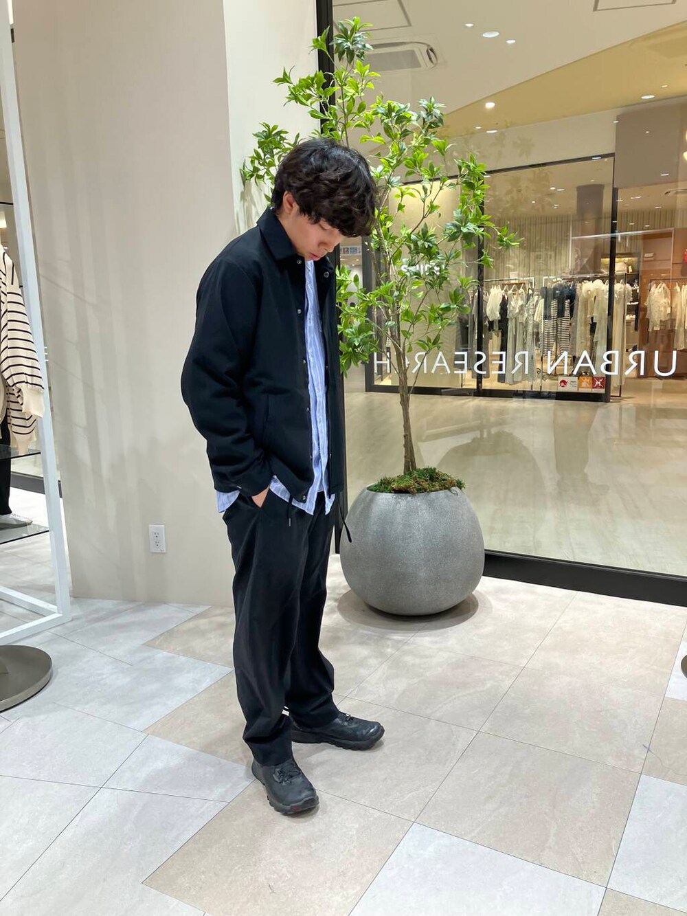 ブラック系のブルゾンを着用したメンズの春コーディネートの4枚目の写真