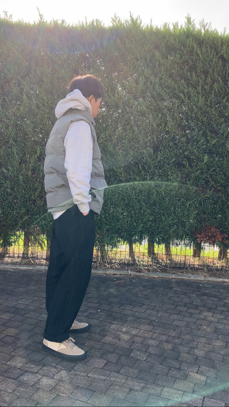 グレー系のダウンベストを着用したメンズの秋コーディネートの4枚目の写真