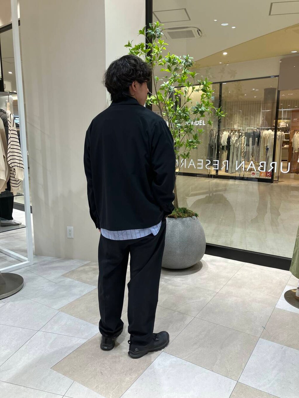 ブラック系のブルゾンを着用したメンズの春コーディネートの3枚目の写真