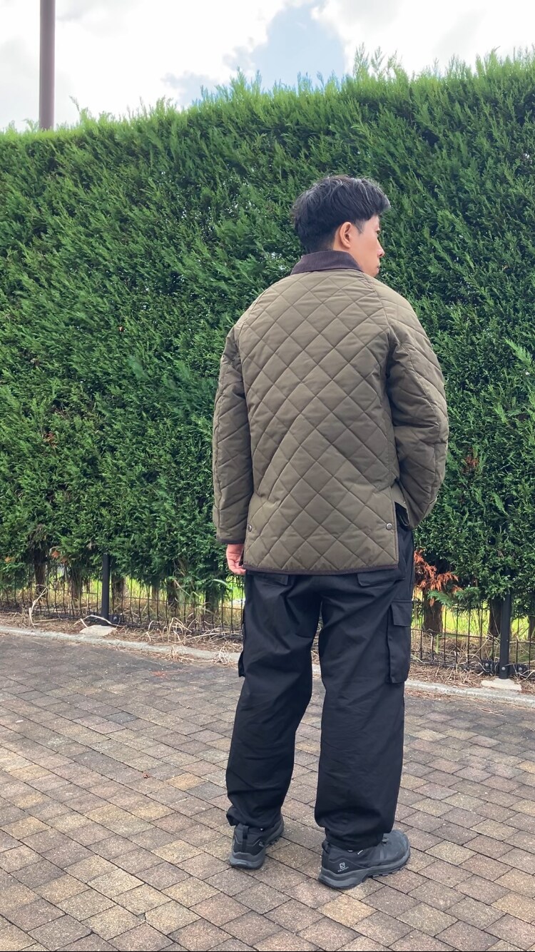 グリーン系のミリタリージャケットを着用したメンズの秋コーディネートの3枚目の写真