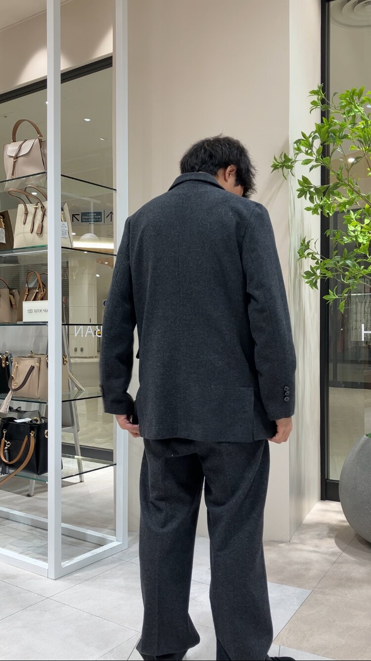 ブラック系のその他パンツ、ブラック系のその他アウターを着用したメンズの冬コーディネートの3枚目の写真