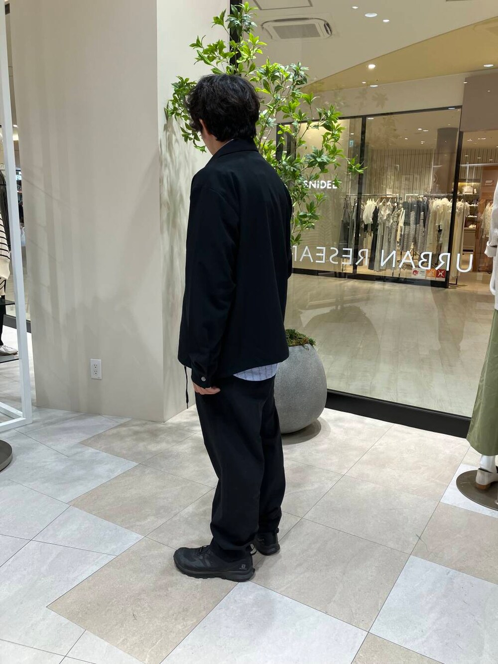 ブラック系のブルゾンを着用したメンズの春コーディネートの2枚目の写真