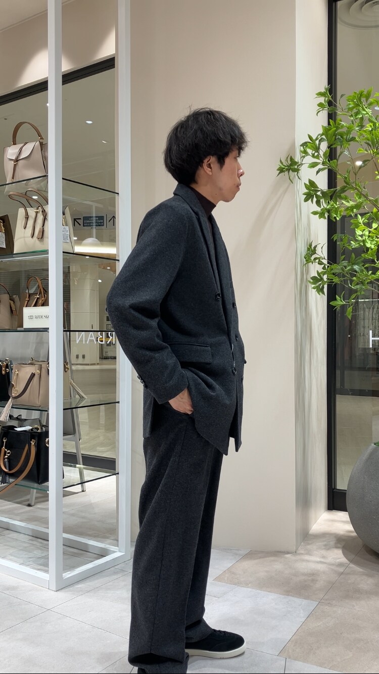 ブラック系のその他パンツ、ブラック系のその他アウターを着用したメンズの冬コーディネートの4枚目の写真