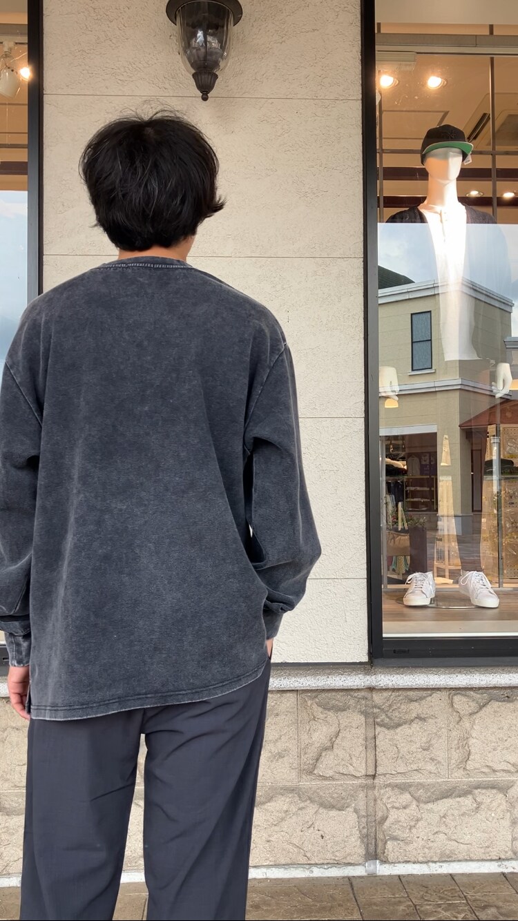 グレー系のスラックス、ブラック系のスウェットを着用したメンズの秋コーディネートの3枚目の写真