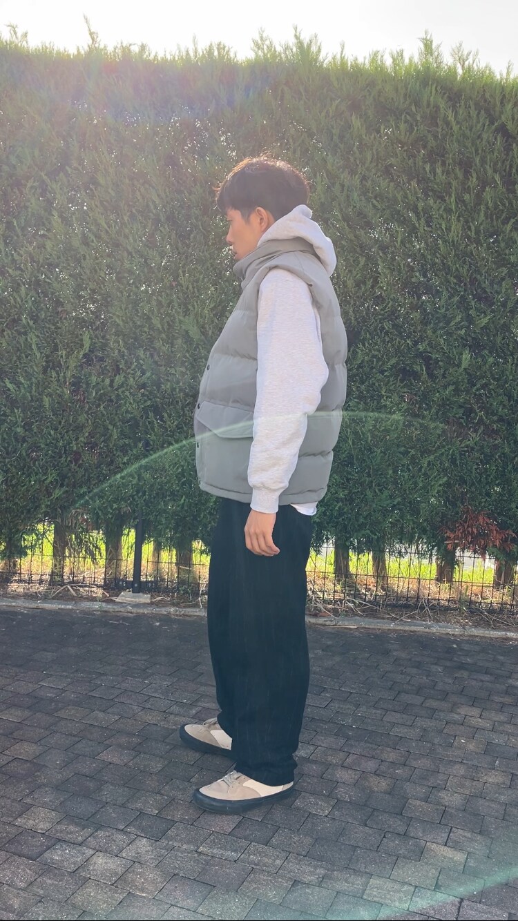 グレー系のダウンベストを着用したメンズの秋コーディネートの2枚目の写真