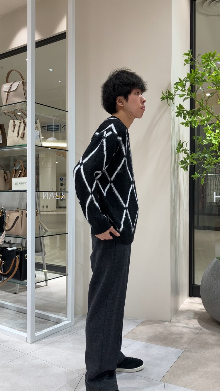 ブラック系のニット/セーター、ブラック系のその他パンツを着用したメンズの冬コーディネートの4枚目の写真