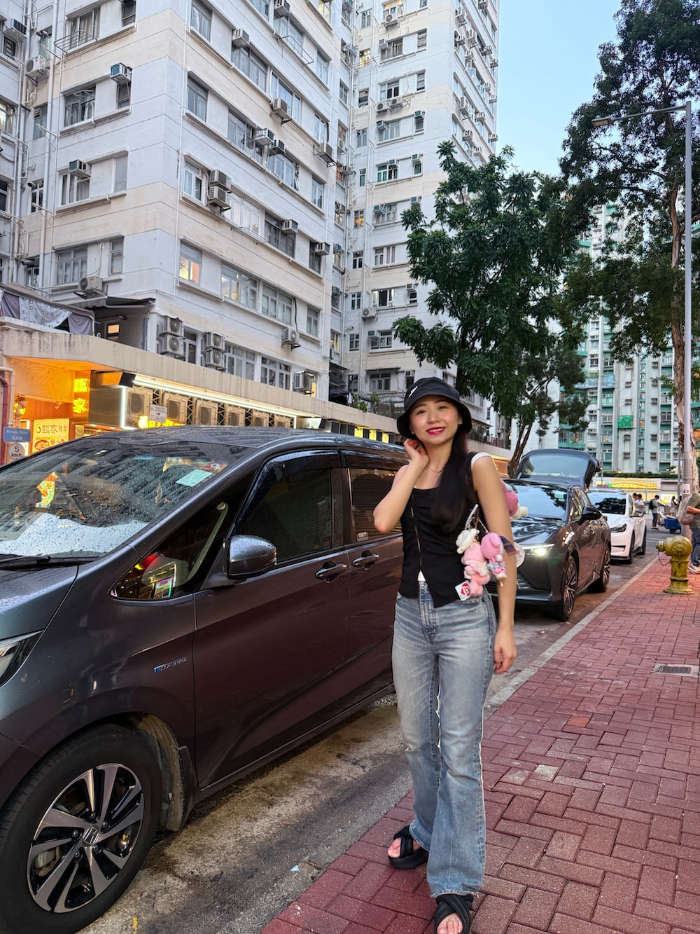 ブラック系のタンクトップ、ブラック系のサンダル、ブラック系のハンドバッグを着用したレディースの冬コーディネートの2枚目の写真