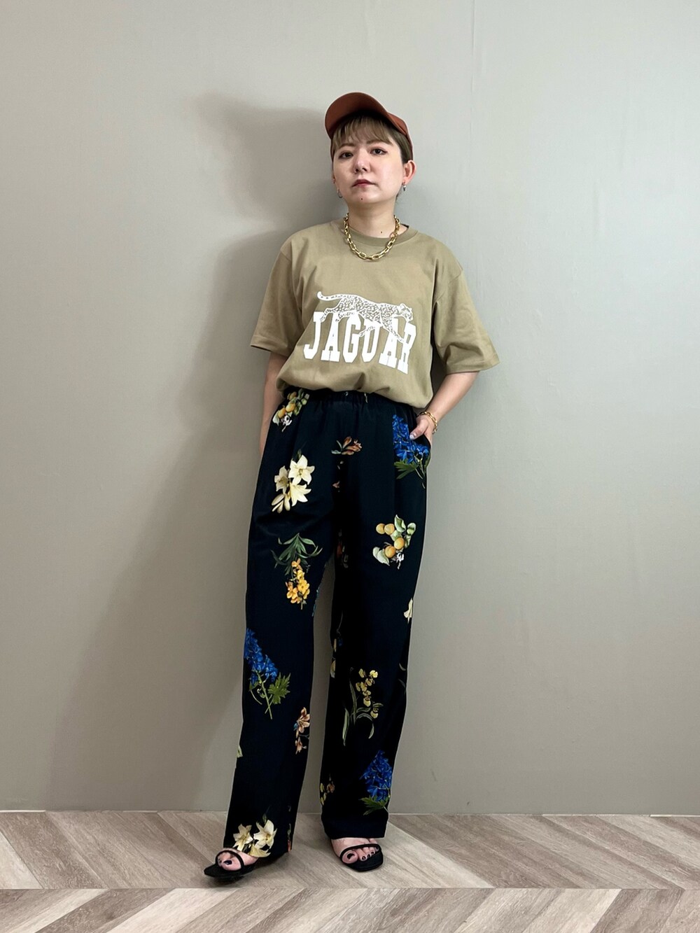ベージュ系のシャツ/ブラウス、ベージュ系のTシャツ/カットソー、その他のその他パンツを着用したレディースの秋コーディネートの5枚目の写真