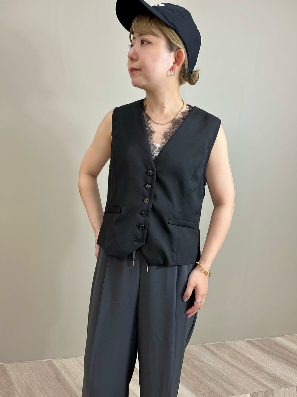 ブラック系のベスト、ブラック系のその他アウター、グレー系のその他パンツを着用したレディースの夏コーディネートの4枚目の写真