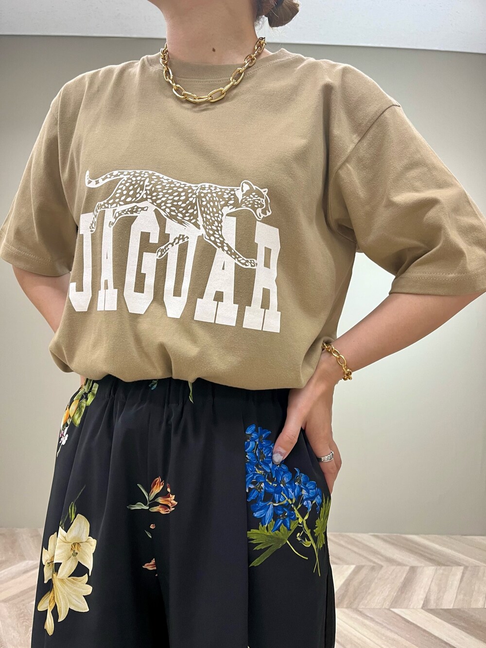 ベージュ系のシャツ/ブラウス、ベージュ系のTシャツ/カットソー、その他のその他パンツを着用したレディースの秋コーディネートの7枚目の写真
