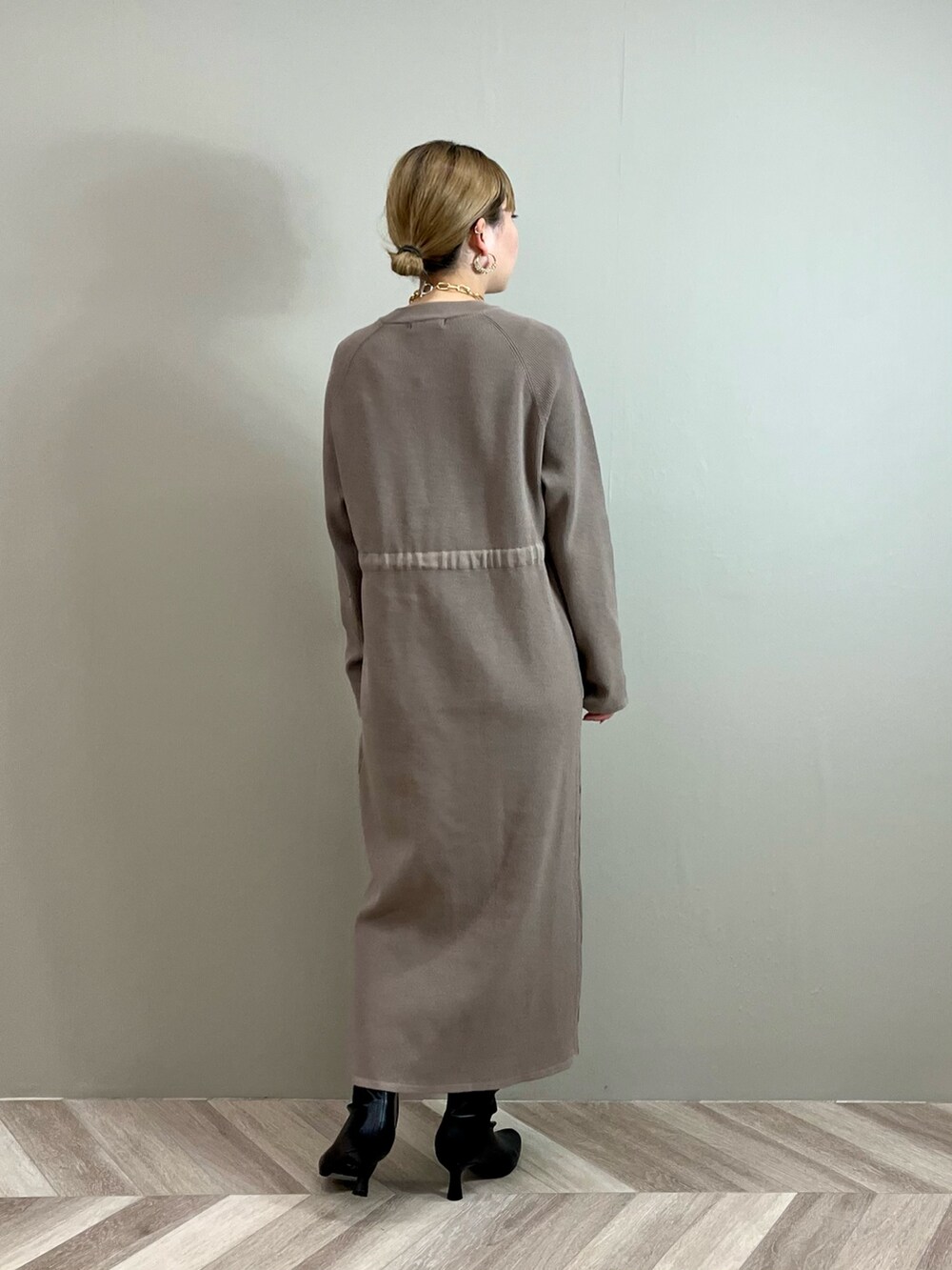 ブラウン系のその他アウター、ブラウン系のワンピース、ブラック系のブーツを着用したレディースの秋コーディネートの6枚目の写真