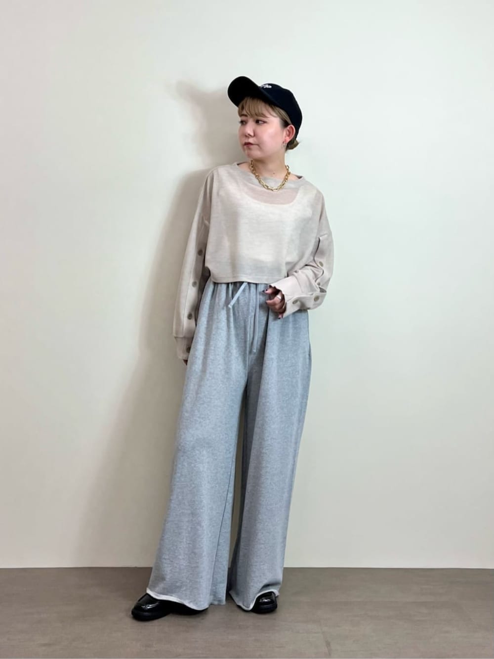 グレー系のその他パンツ、ベージュ系のTシャツ/カットソー、ブラック系のトートバッグを着用したレディースの夏コーディネートの2枚目の写真