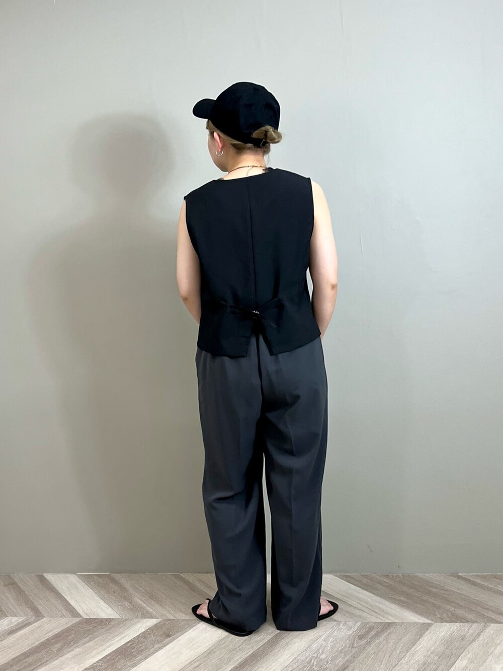 ブラック系のベスト、ブラック系のその他アウター、グレー系のその他パンツを着用したレディースの夏コーディネートの3枚目の写真