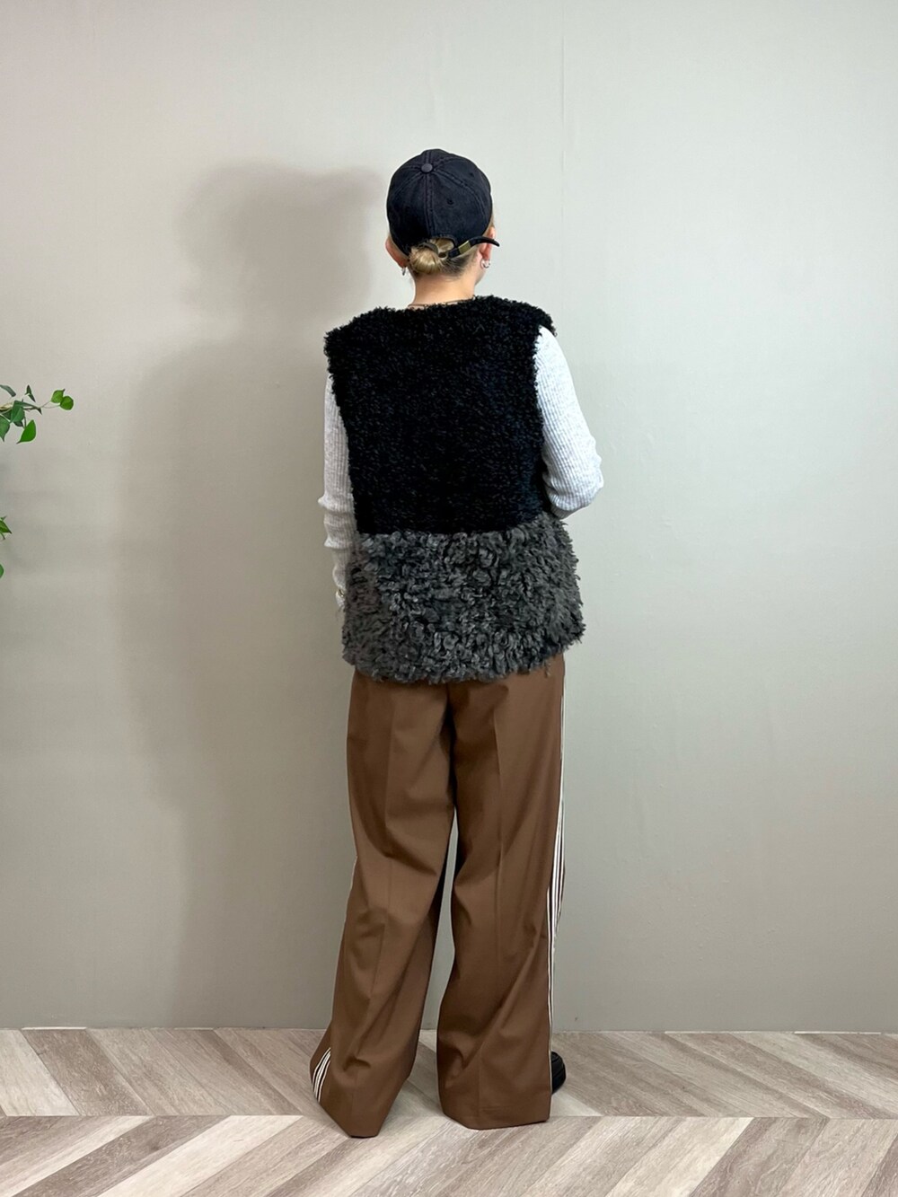 ブラック系のその他アウター、グレー系のニット/セーター、グレー系のショルダーバッグを着用したレディースの秋コーディネートの4枚目の写真
