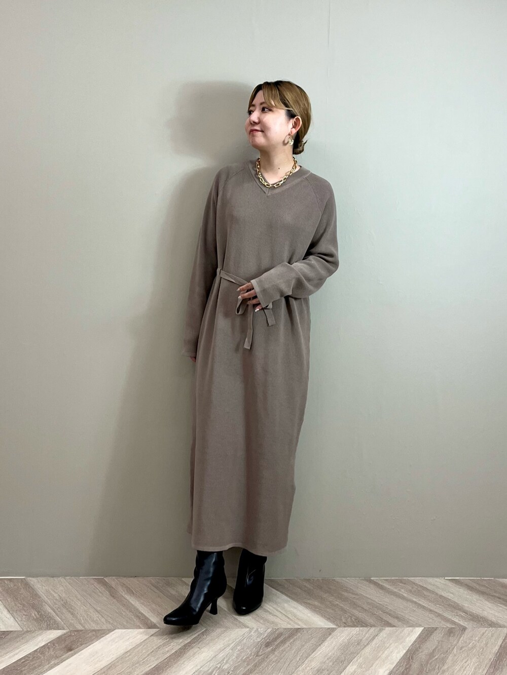 ブラウン系のその他アウター、ブラウン系のワンピース、ブラック系のブーツを着用したレディースの秋コーディネートの4枚目の写真