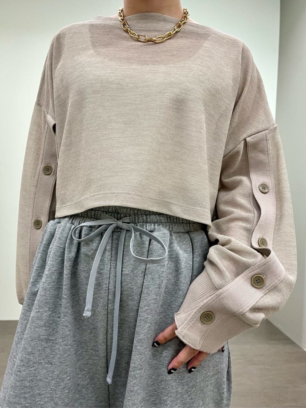 グレー系のその他パンツ、ベージュ系のTシャツ/カットソー、ブラック系のトートバッグを着用したレディースの夏コーディネートの4枚目の写真