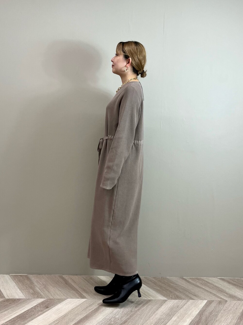 ブラウン系のその他アウター、ブラウン系のワンピース、ブラック系のブーツを着用したレディースの秋コーディネートの5枚目の写真