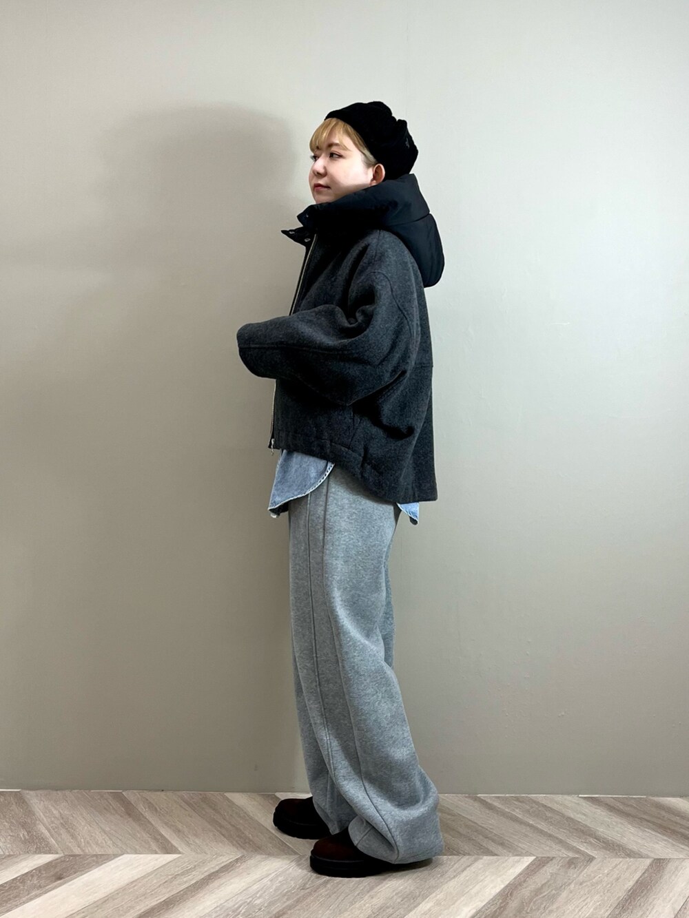 グレー系のその他アウター、ホワイト系のニット/セーター、ブルー系のシャツ/ブラウスを着用したレディースの冬コーディネートの2枚目の写真