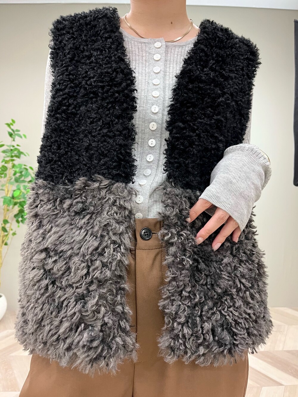 ブラック系のその他アウター、グレー系のニット/セーター、グレー系のショルダーバッグを着用したレディースの秋コーディネートの5枚目の写真