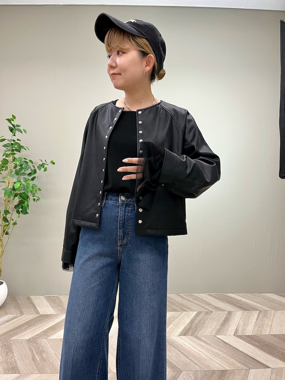 ブラック系のその他アウター、ブラック系のTシャツ/カットソー、ブルー系のデニムパンツを着用したレディースの秋コーディネートの5枚目の写真
