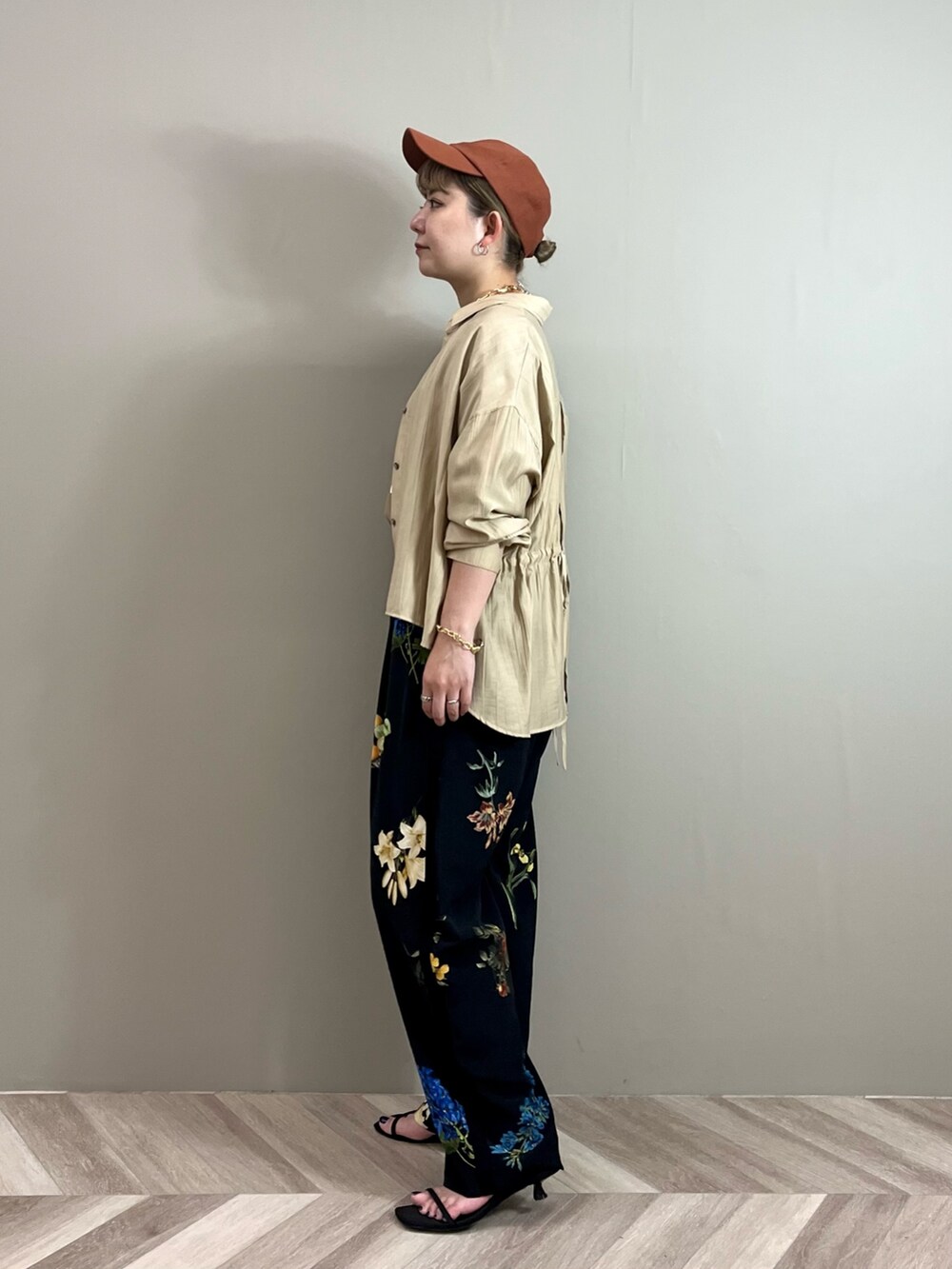 ベージュ系のシャツ/ブラウス、ベージュ系のTシャツ/カットソー、その他のその他パンツを着用したレディースの秋コーディネートの2枚目の写真