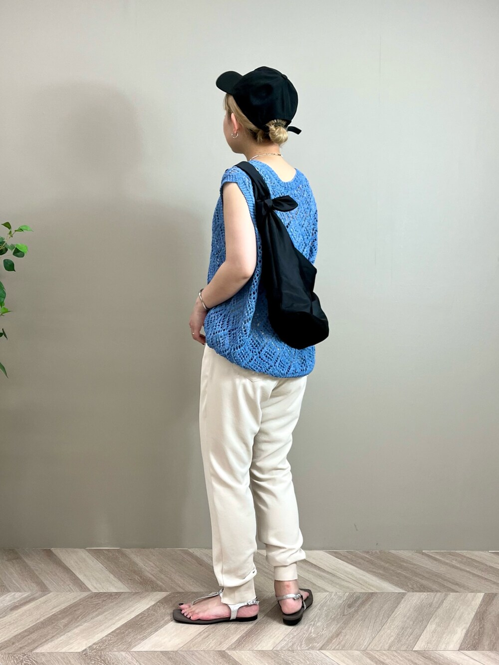 ホワイト系のその他パンツ、ブルー系のTシャツ/カットソー、シルバー系のネックレスを着用したレディースの夏コーディネートの3枚目の写真