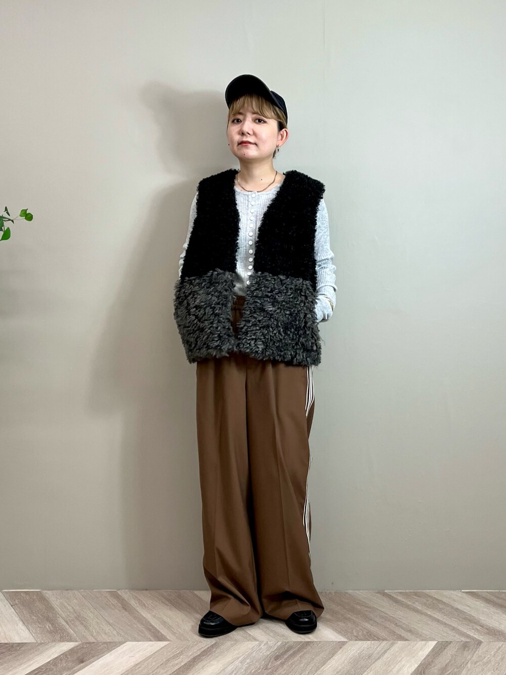 ブラック系のその他アウター、グレー系のニット/セーター、グレー系のショルダーバッグを着用したレディースの秋コーディネートの2枚目の写真