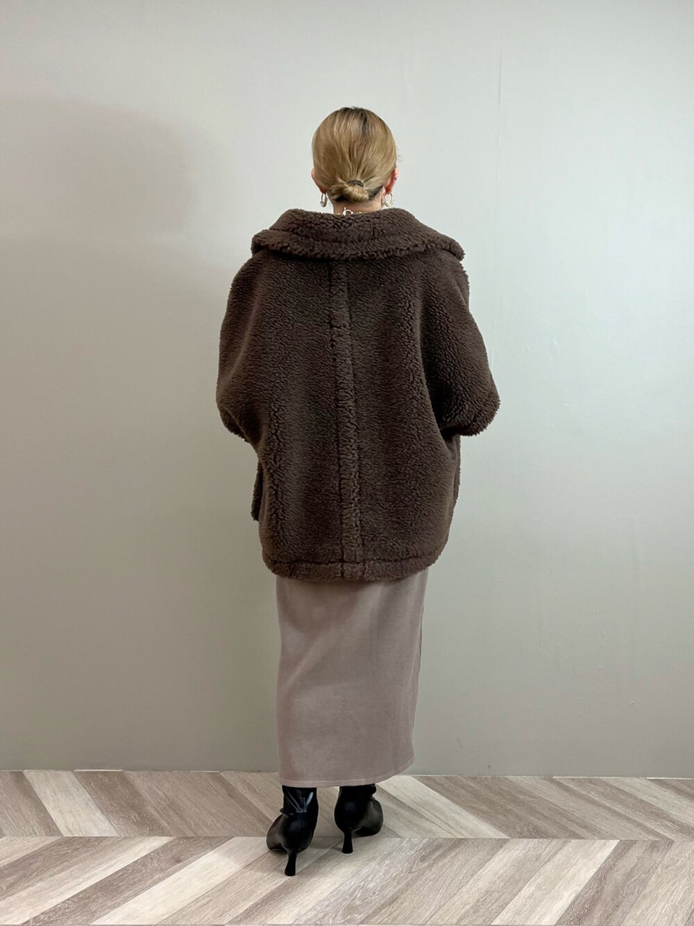 ブラウン系のその他アウター、ブラウン系のワンピース、ブラック系のブーツを着用したレディースの秋コーディネートの3枚目の写真