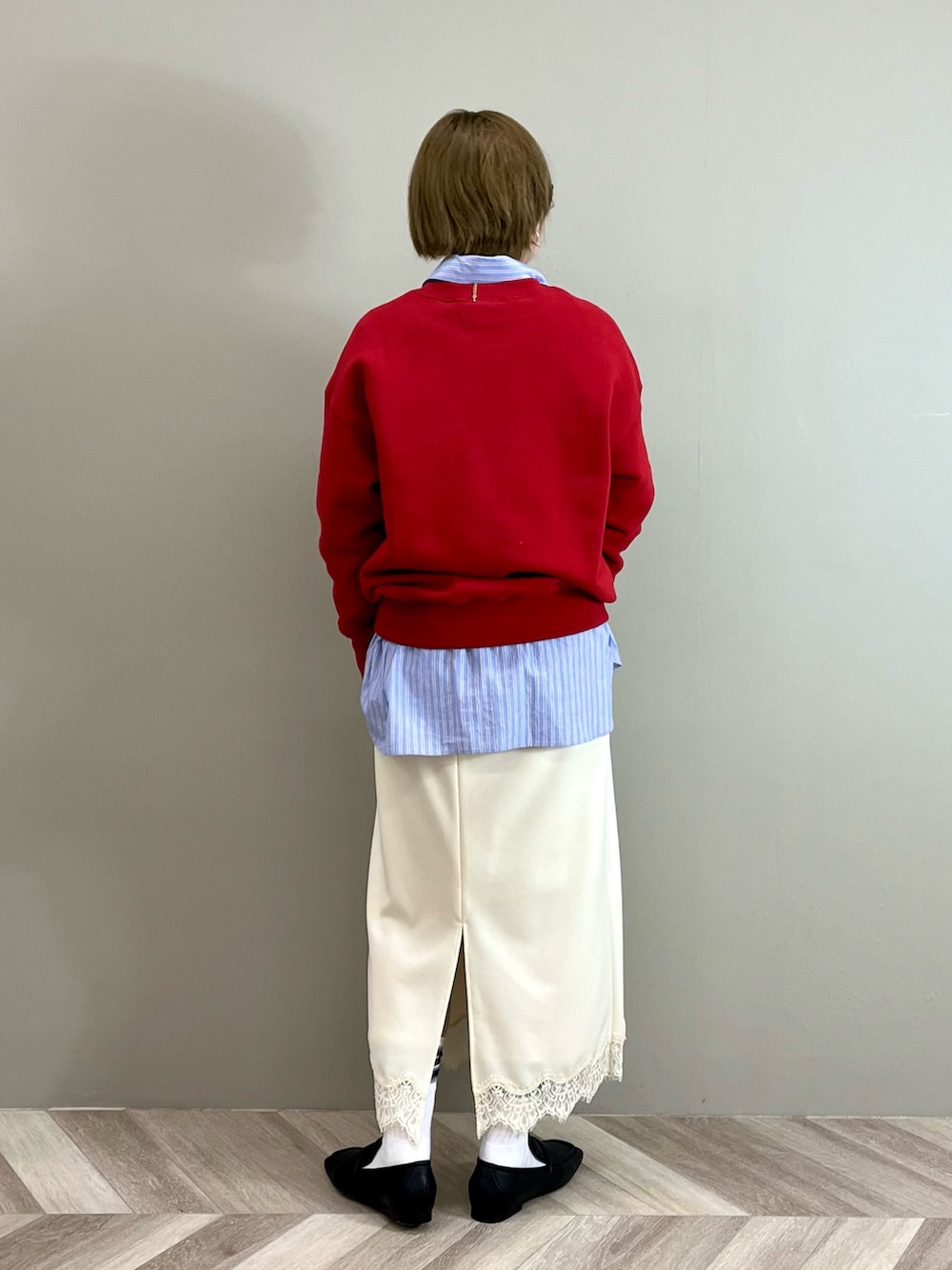 ブルー系のシャツ/ブラウス、レッド系のスウェット、ホワイト系のスカートを着用したレディースの冬コーディネートの3枚目の写真