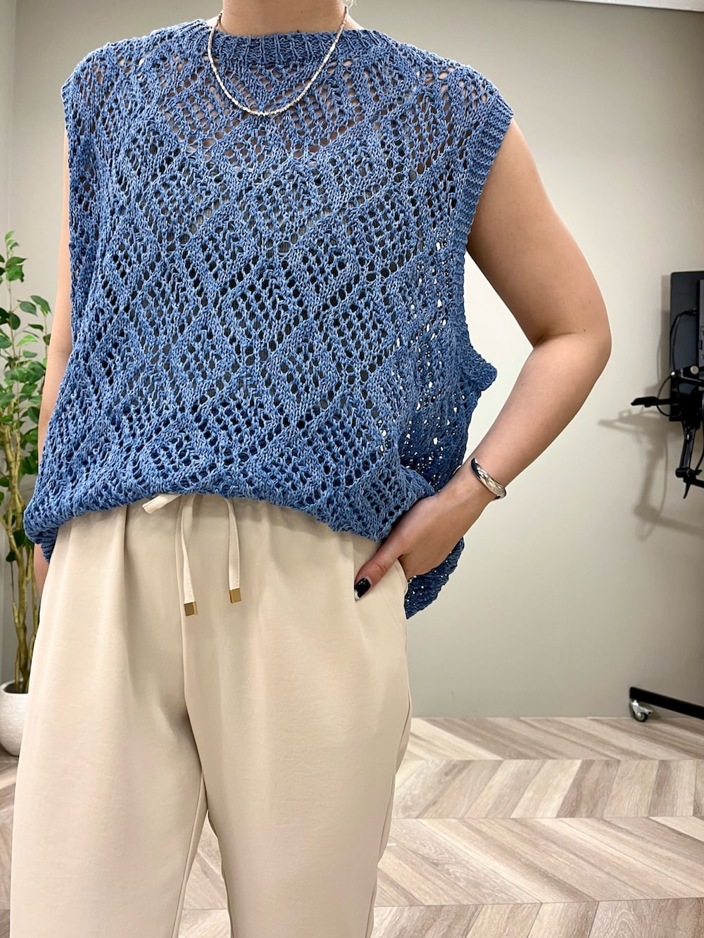 ホワイト系のその他パンツ、ブルー系のTシャツ/カットソー、シルバー系のネックレスを着用したレディースの夏コーディネートの5枚目の写真