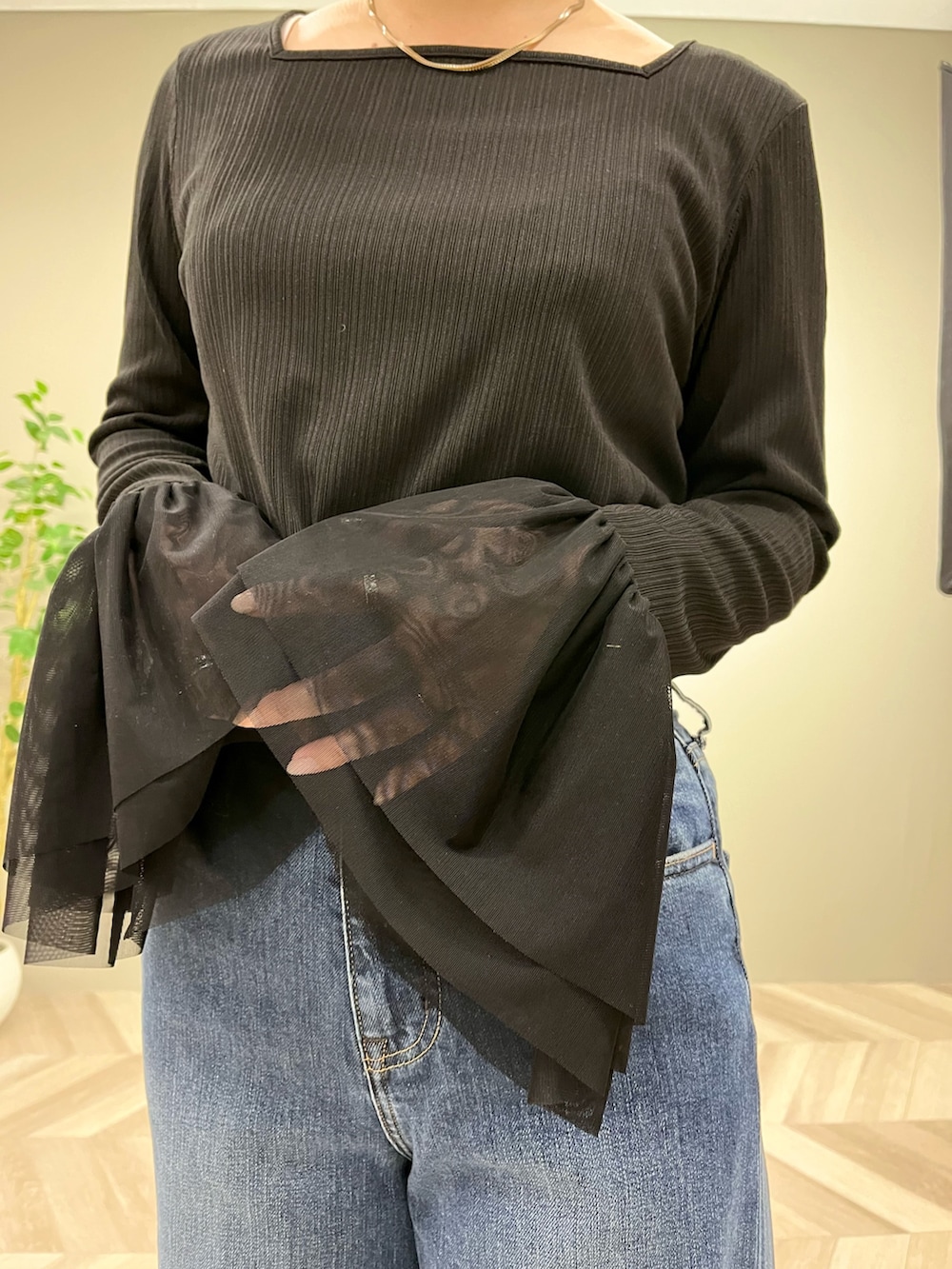 ブラック系のその他アウター、ブラック系のTシャツ/カットソー、ブルー系のデニムパンツを着用したレディースの秋コーディネートの7枚目の写真