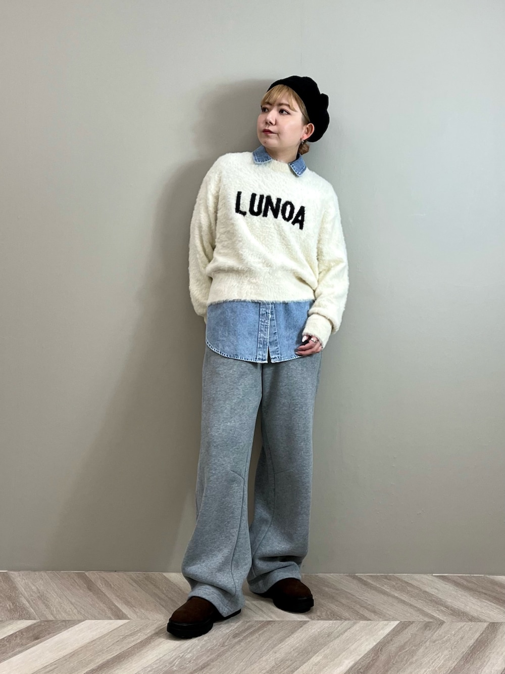 グレー系のその他アウター、ホワイト系のニット/セーター、ブルー系のシャツ/ブラウスを着用したレディースの冬コーディネートの4枚目の写真