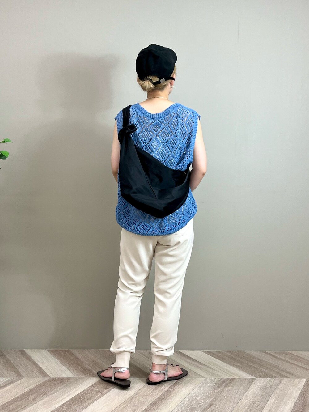 ホワイト系のその他パンツ、ブルー系のTシャツ/カットソー、シルバー系のネックレスを着用したレディースの夏コーディネートの4枚目の写真