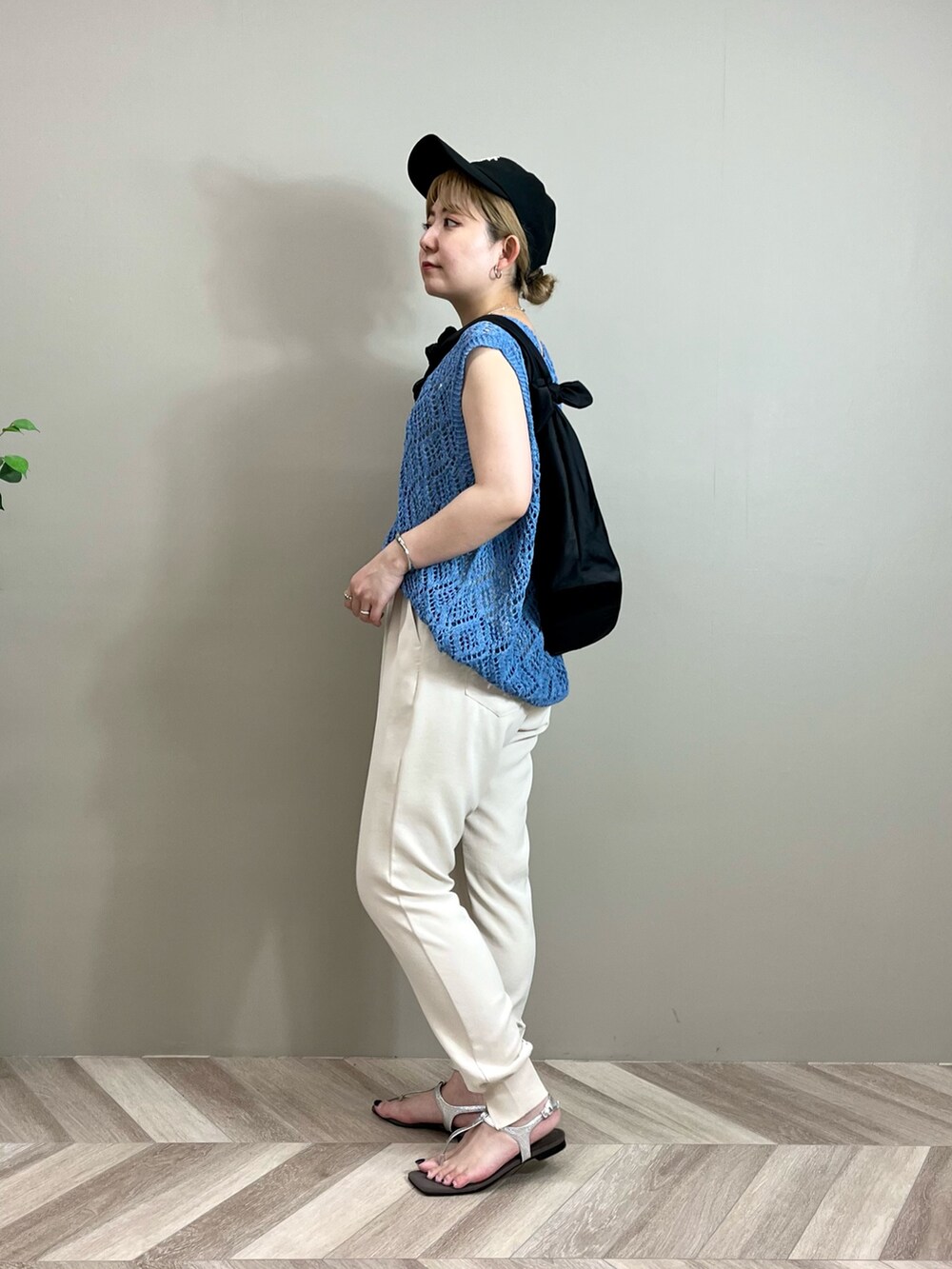 ホワイト系のその他パンツ、ブルー系のTシャツ/カットソー、シルバー系のネックレスを着用したレディースの夏コーディネートの2枚目の写真