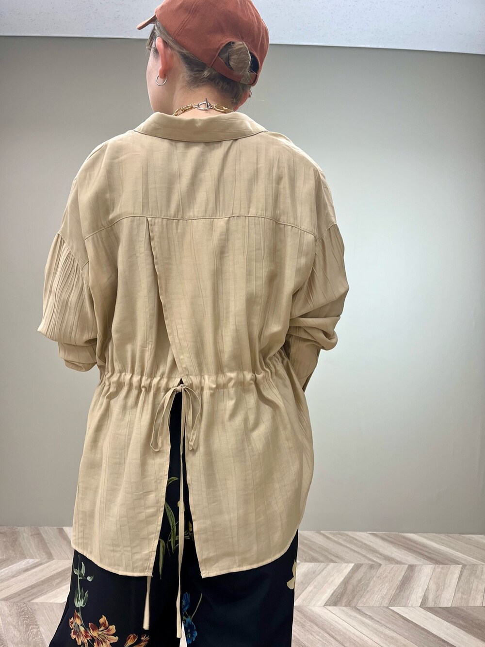 ベージュ系のシャツ/ブラウス、ベージュ系のTシャツ/カットソー、その他のその他パンツを着用したレディースの秋コーディネートの4枚目の写真