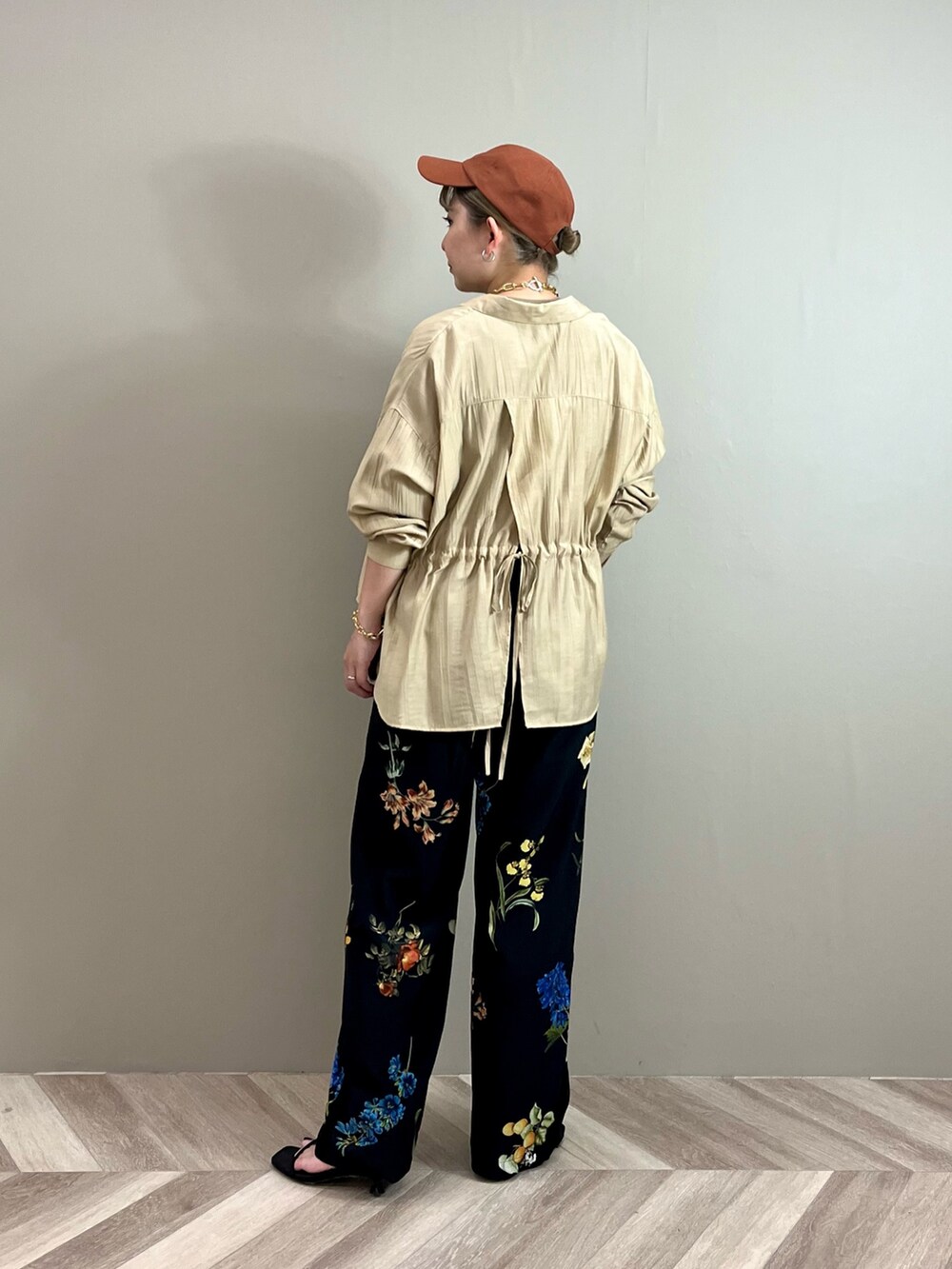 ベージュ系のシャツ/ブラウス、ベージュ系のTシャツ/カットソー、その他のその他パンツを着用したレディースの秋コーディネートの3枚目の写真