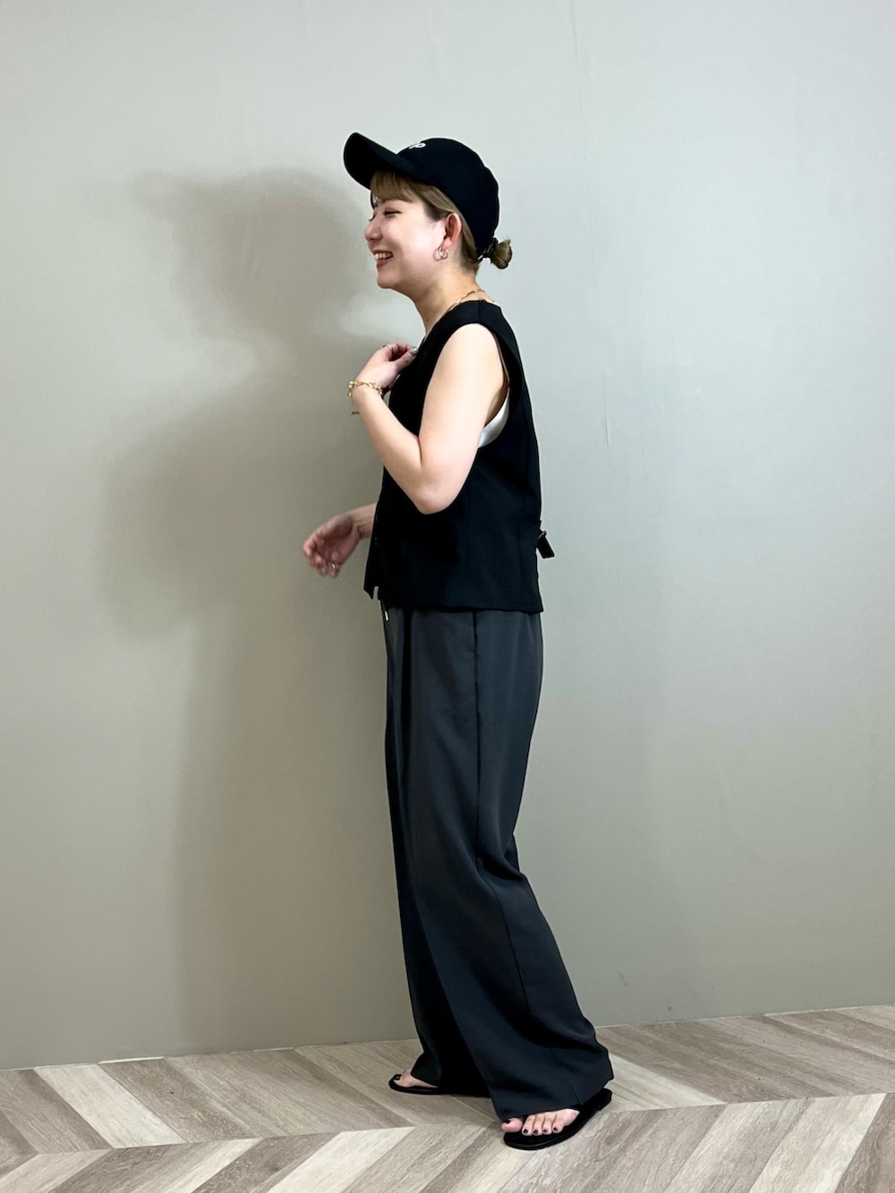 ブラック系のベスト、ブラック系のその他アウター、グレー系のその他パンツを着用したレディースの夏コーディネートの2枚目の写真