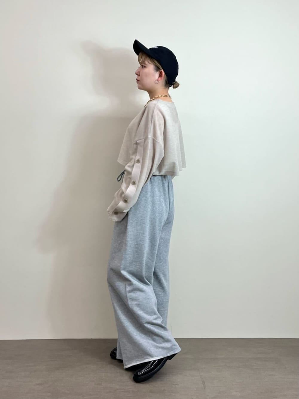 グレー系のその他パンツ、ベージュ系のTシャツ/カットソー、ブラック系のトートバッグを着用したレディースの夏コーディネートの3枚目の写真