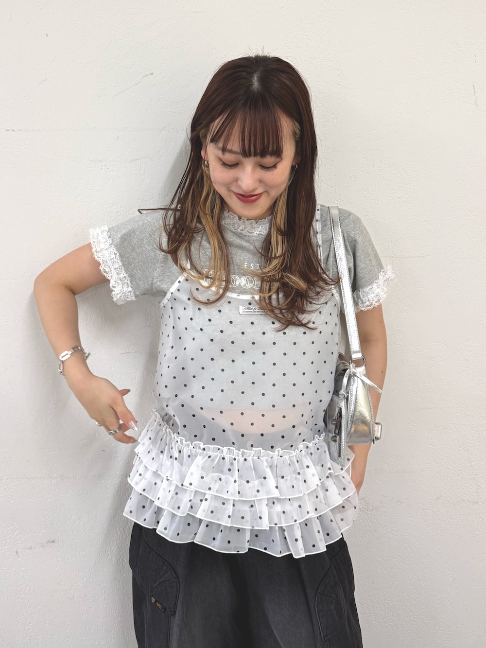 ホワイト系のキャミソール、ブラック系のその他パンツ、シルバー系のトートバッグを着用したレディースの春コーディネートの4枚目の写真