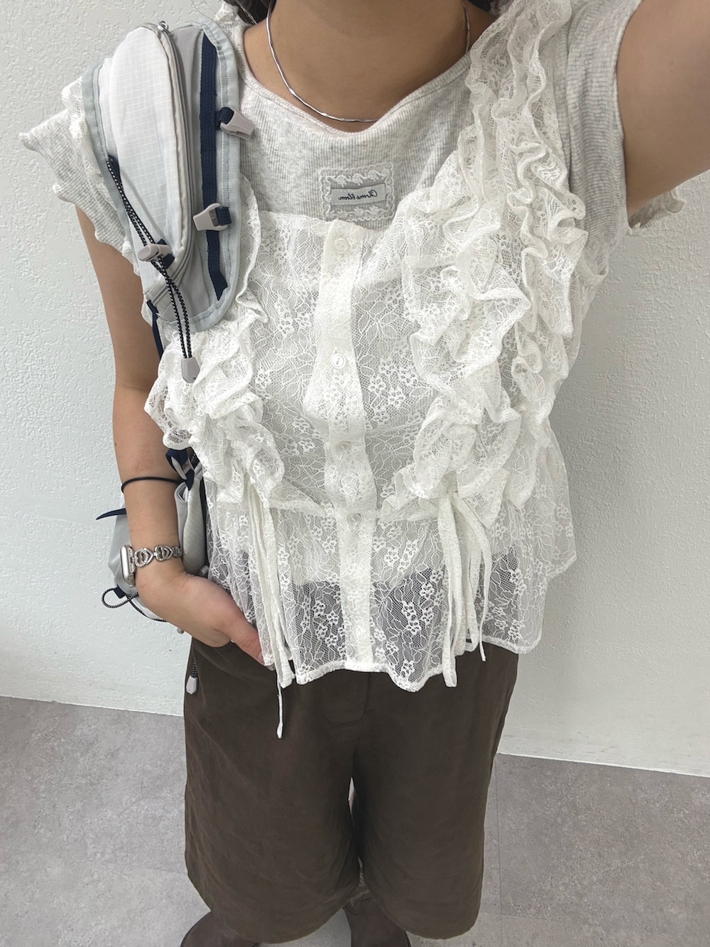 ホワイト系のシャツ/ブラウス、ブラウン系のその他パンツ、ホワイト系のTシャツ/カットソーを着用したレディースの夏コーディネートの3枚目の写真