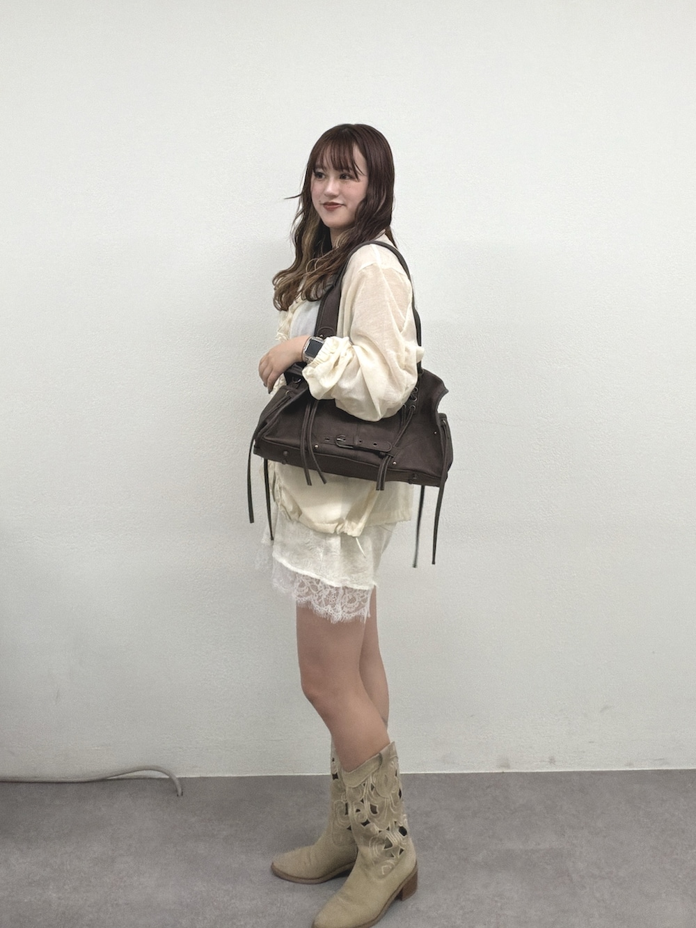 ホワイト系のブルゾン、ホワイト系のその他パンツを着用したレディースの夏コーディネートの2枚目の写真