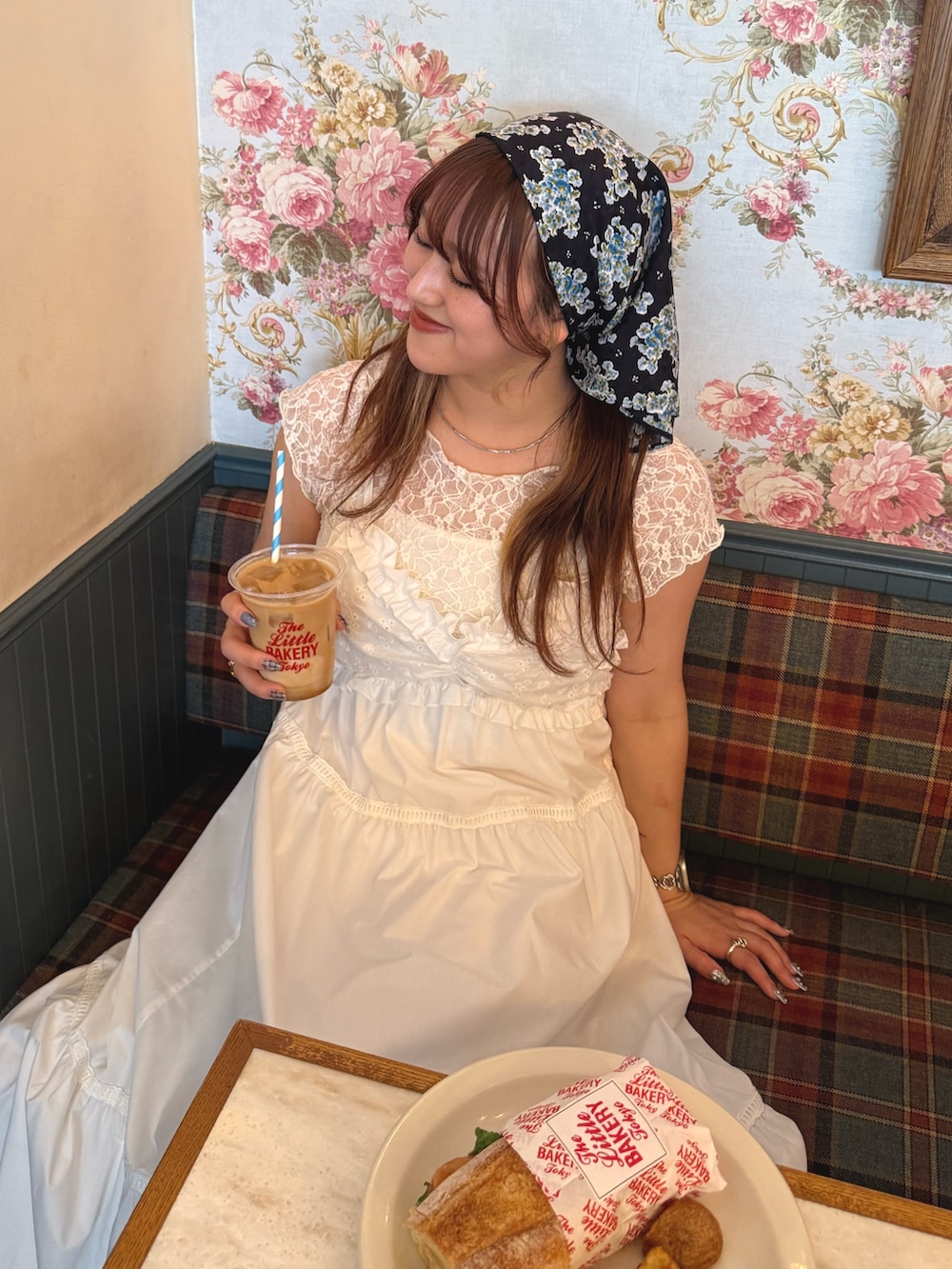 ホワイト系のTシャツ/カットソー、ホワイト系のワンピースを着用したレディースの夏コーディネートの2枚目の写真