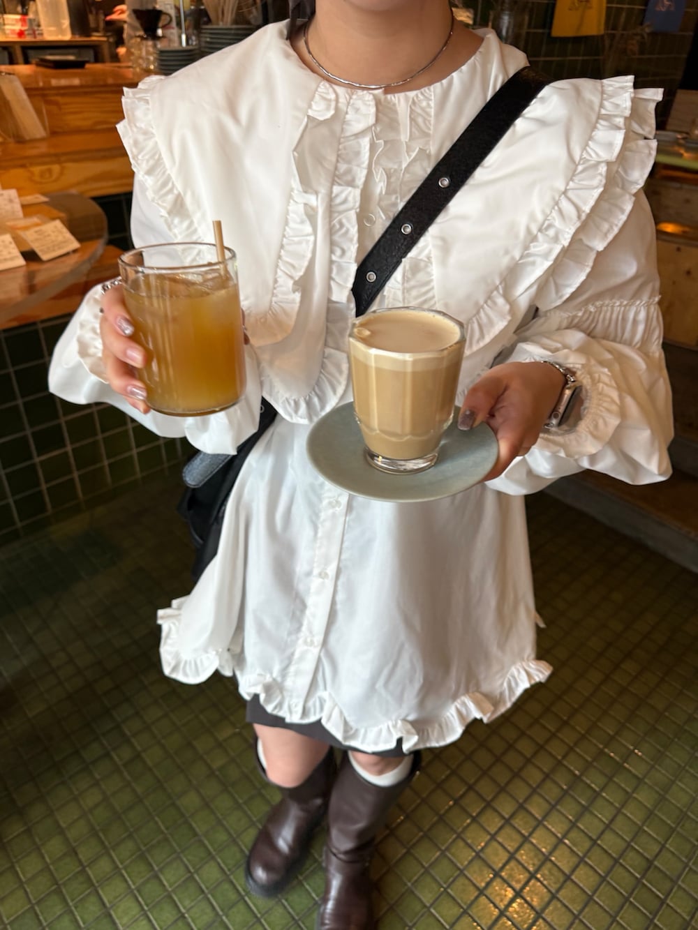 ホワイト系のワンピースを着用したレディースの春コーディネートの5枚目の写真